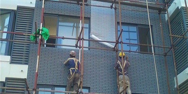 外墙保温裂缝、脱落，外墙涂料开裂脱落，窗口进水渗漏水维修方案