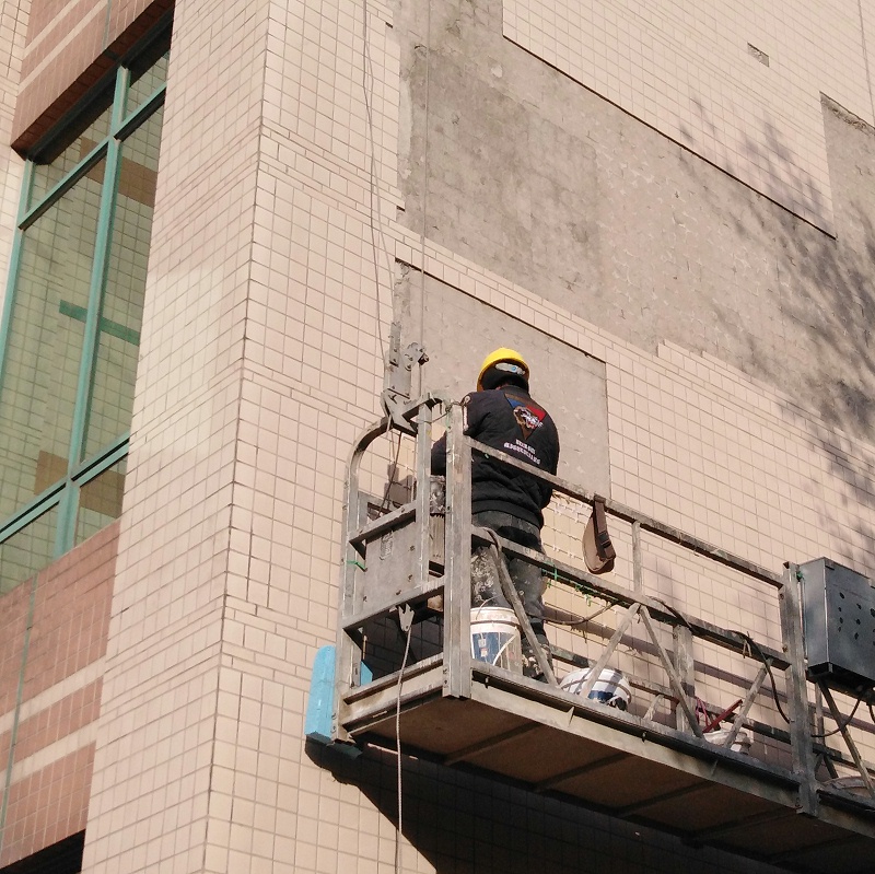 专业的敲击听声法—检查外墙瓷砖空鼓2