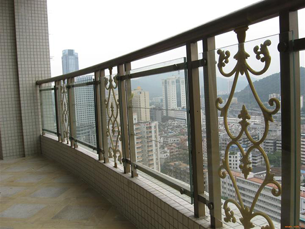 别墅外墙翻新——阳台护栏的种类及安装注意事项之玻璃护栏