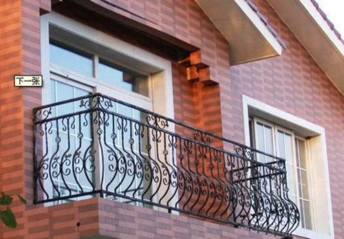 别墅外墙翻新——阳台护栏的种类及安装注意事项之铁艺护栏