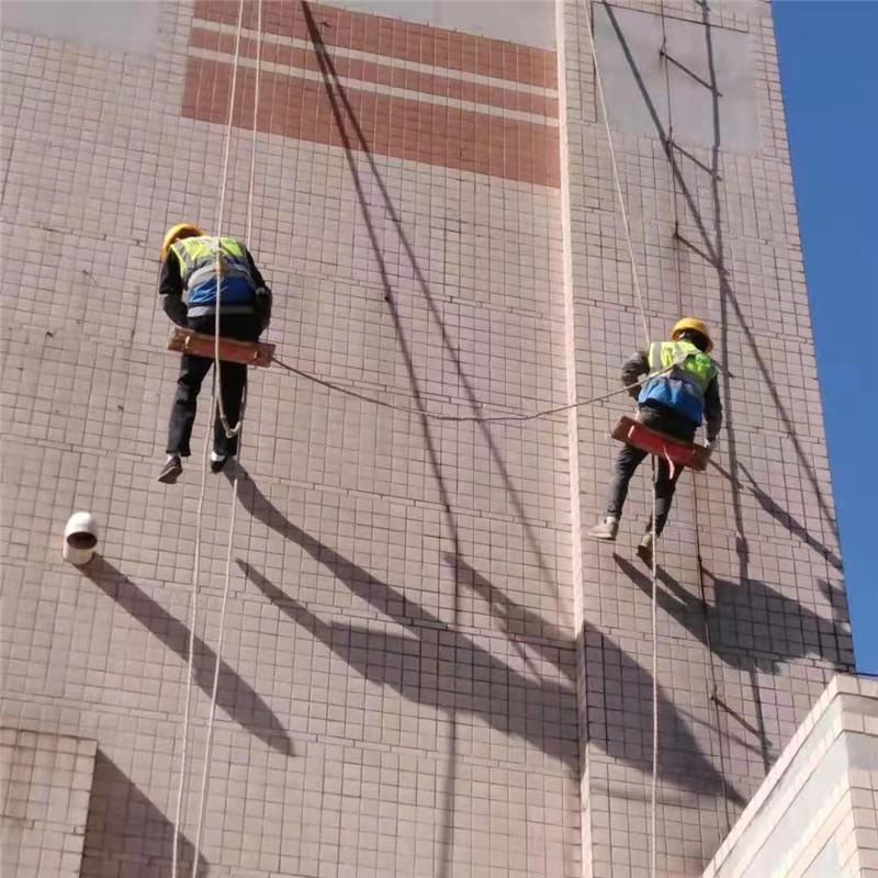 中航油蜘蛛人检查外墙瓷砖空鼓部位